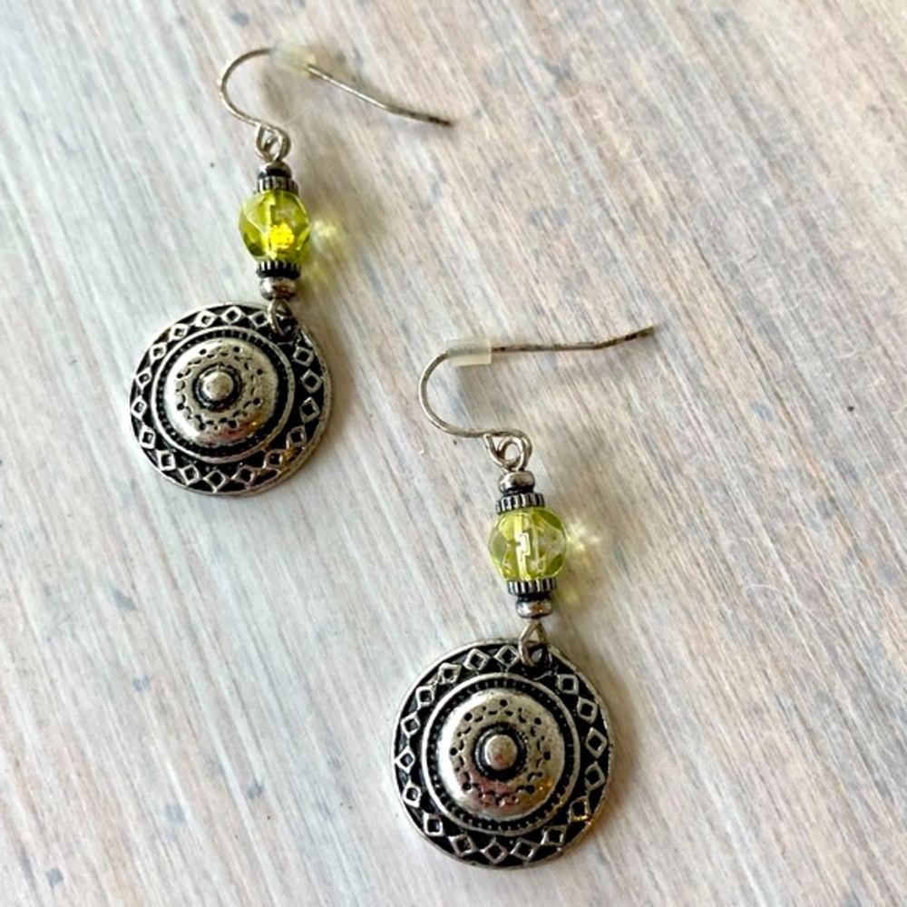 Vintage NWOT Silver Green Beaded Earrings. NEVER Been Worn ❤️